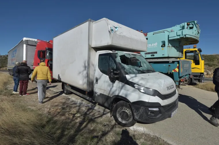 'Pomela' ih bura: U tijeku je akcija izvlačenja prevrnutih kamiona, promet obustavljen