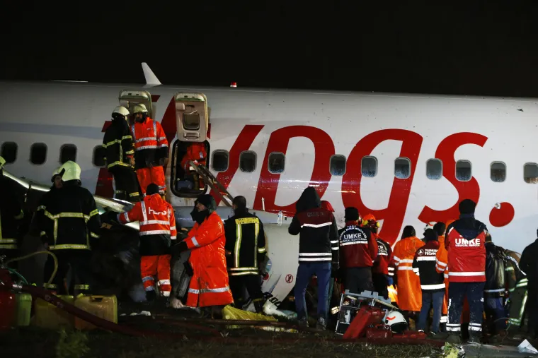 Turski avion izletio s piste i zapalio se: Troje poginulih, vi&scaron;e desetaka ljudi ozlijeđeno