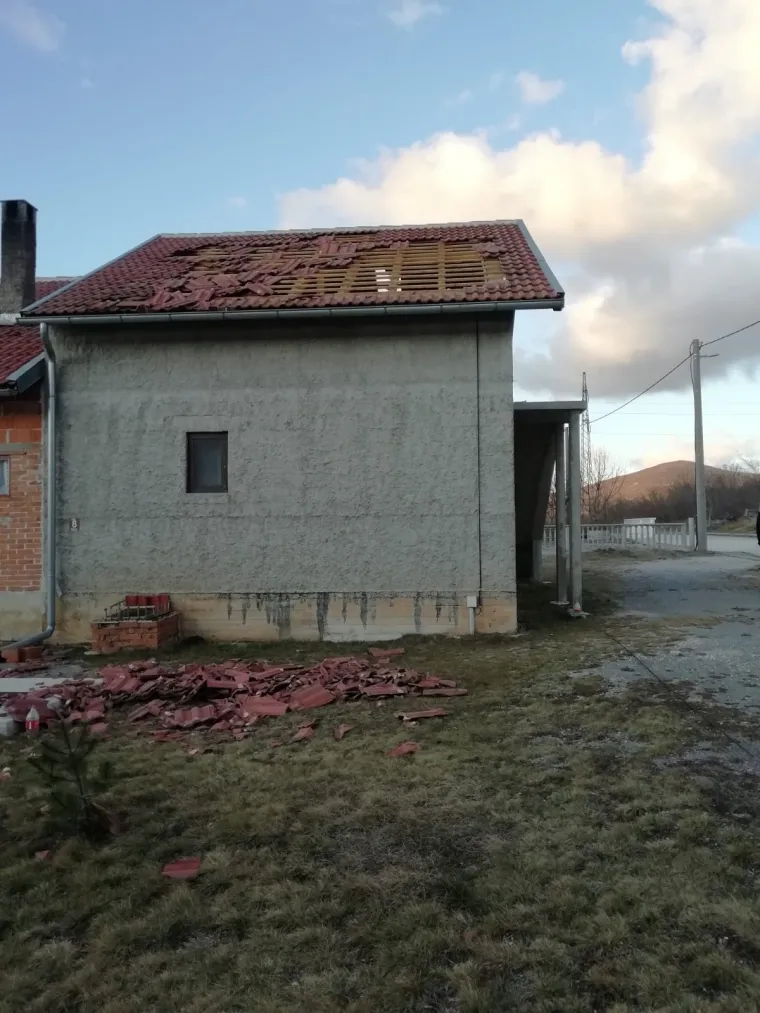 Posljedice nevremena: U Gračacu letjeli krovovi, ru&scaron;ile se ograde i stupovi!