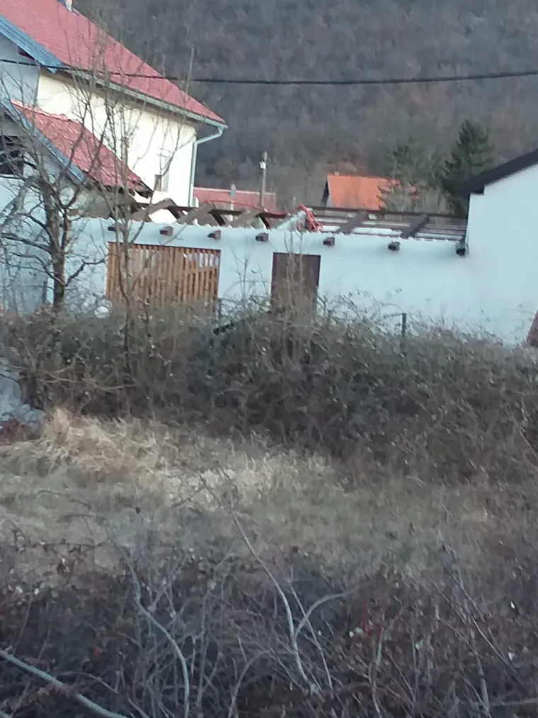 Posljedice nevremena: U Gračacu letjeli krovovi, ru&scaron;ile se ograde i stupovi!