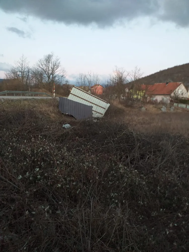 Posljedice nevremena: U Gračacu letjeli krovovi, ru&scaron;ile se ograde i stupovi!