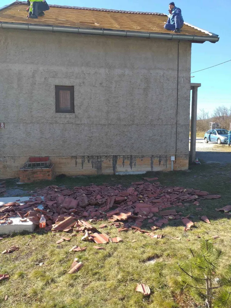 Posljedice nevremena: U Gračacu letjeli krovovi, ru&scaron;ile se ograde i stupovi!
