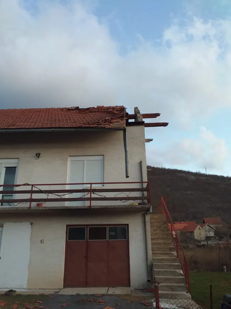 Posljedice nevremena: U Gračacu letjeli krovovi, ru&scaron;ile se ograde i stupovi!