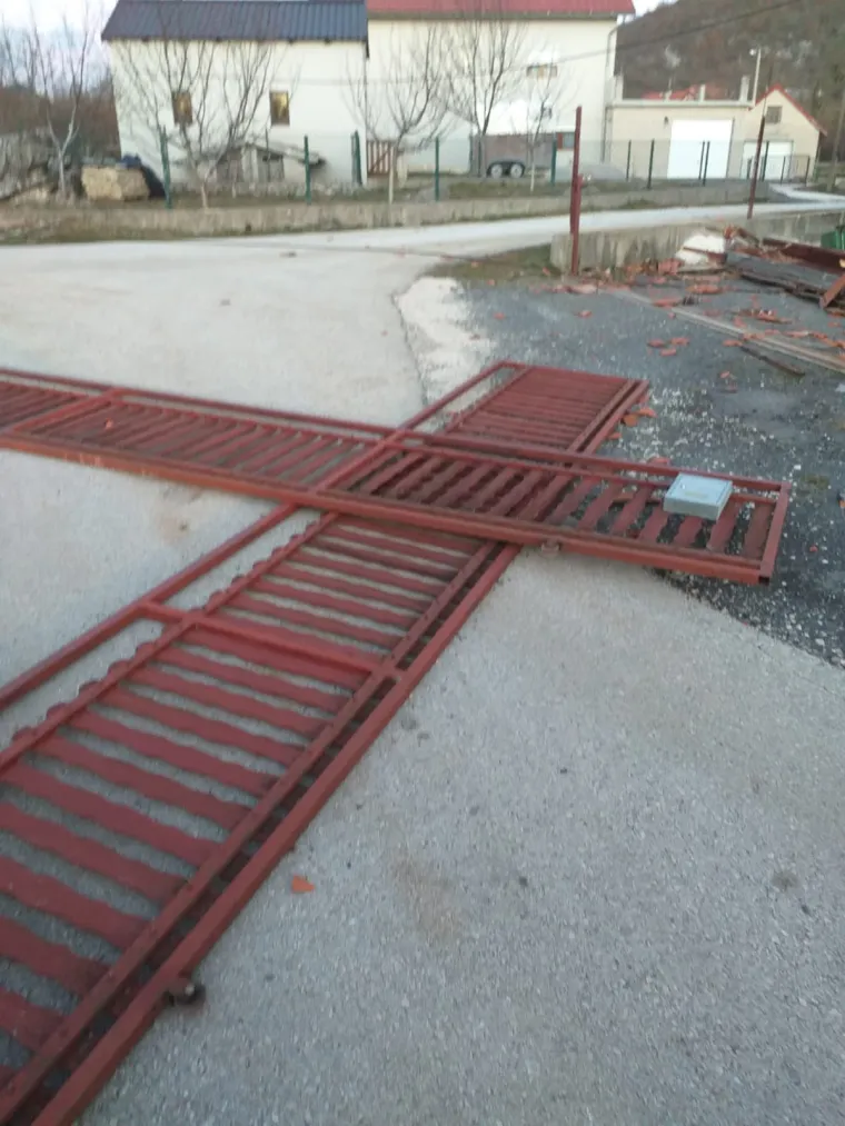 Posljedice nevremena: U Gračacu letjeli krovovi, ru&scaron;ile se ograde i stupovi!