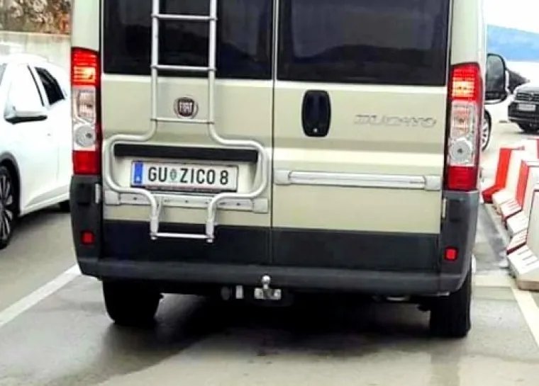 YE81 5E, PRASE: Ove tablice viđene u Hrvatskoj će vas nasmijati do suza