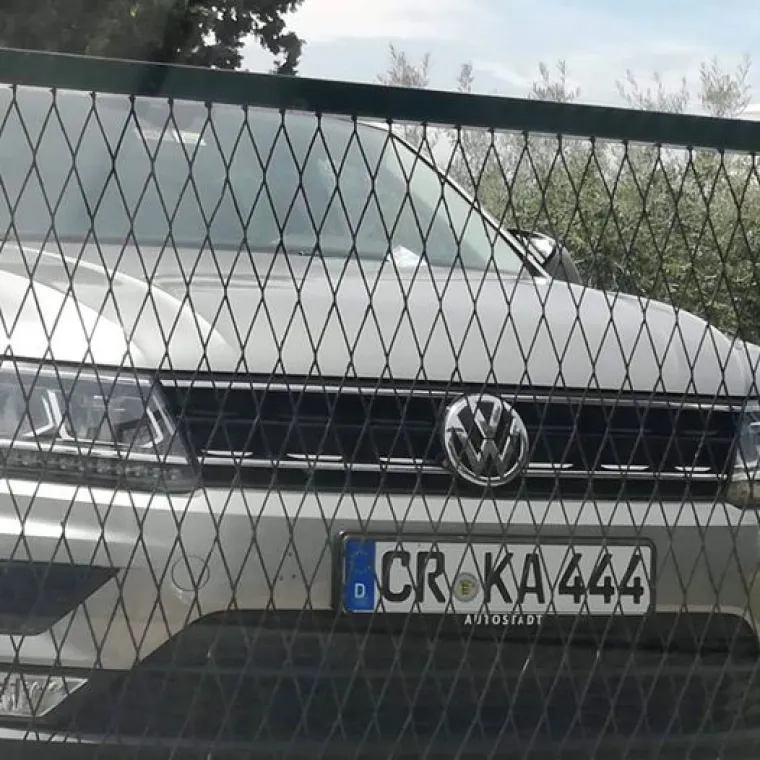 YE81 5E, PRASE: Ove tablice viđene u Hrvatskoj će vas nasmijati do suza