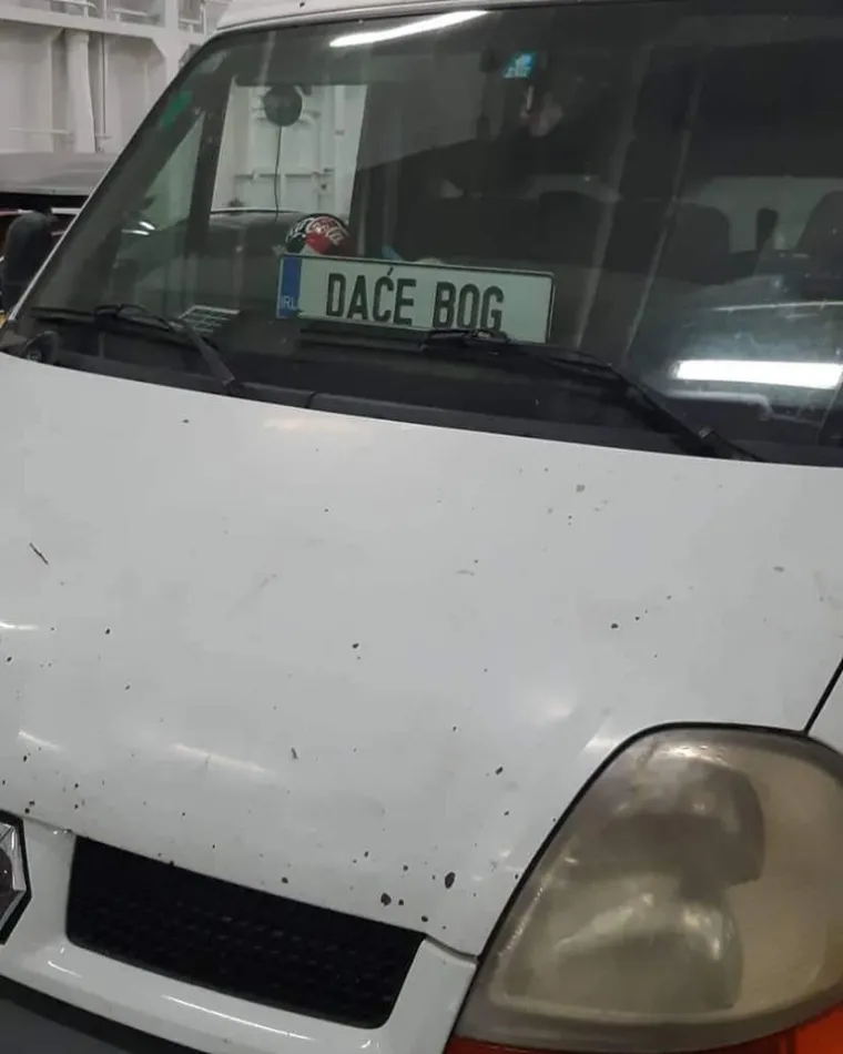 YE81 5E, PRASE: Ove tablice viđene u Hrvatskoj će vas nasmijati do suza