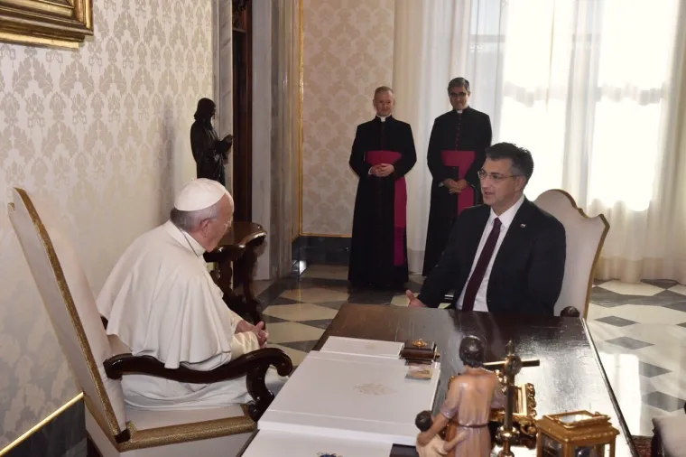 Plenković bio s Papom 22 minute i pozvao ga Hrvatsku: Od Franje je dobio poklon i poruku 'strpljenje'