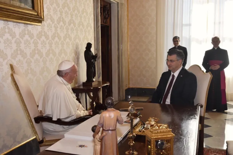 Plenković bio s Papom 22 minute i pozvao ga Hrvatsku: Od Franje je dobio poklon i poruku 'strpljenje'