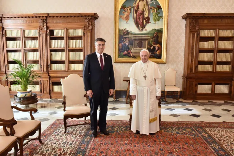 Plenković bio s Papom 22 minute i pozvao ga Hrvatsku: Od Franje je dobio poklon i poruku 'strpljenje'