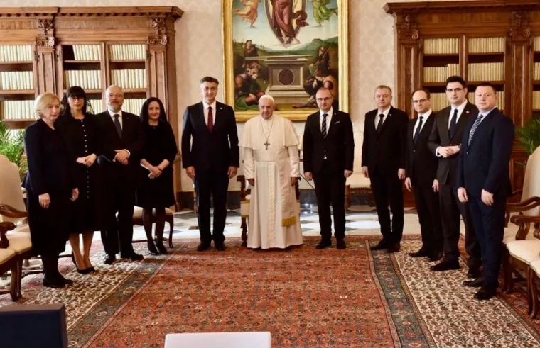 Plenković bio s Papom 22 minute i pozvao ga Hrvatsku: Od Franje je dobio poklon i poruku 'strpljenje'