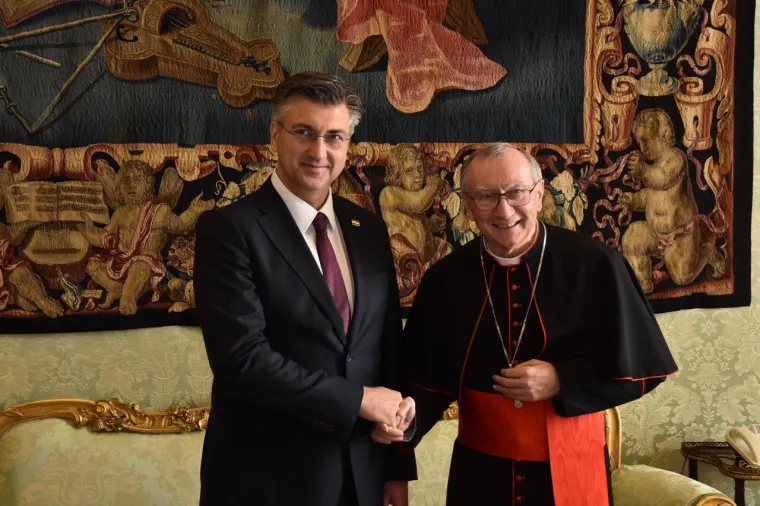 Plenković bio s Papom 22 minute i pozvao ga Hrvatsku: Od Franje je dobio poklon i poruku 'strpljenje'