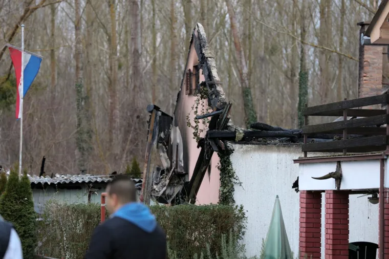 Tragedija u Osijeku: Tijekom ga&scaron;enja požara vatrogasci prona&scaron;li le&scaron; nepoznatog mu&scaron;karca