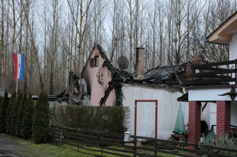 Tragedija u Osijeku: Tijekom ga&scaron;enja požara vatrogasci prona&scaron;li le&scaron; nepoznatog mu&scaron;karca