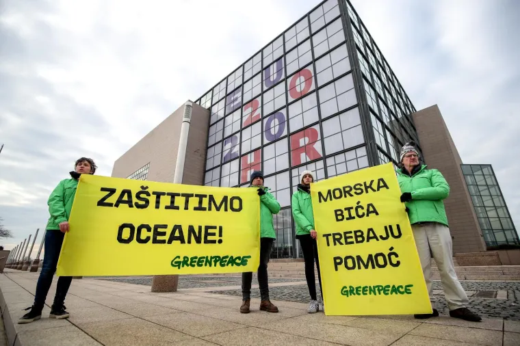 Aktivisti izložili ledenu skulpturu pingvina ispred zgrade NSK: 'Morski život je na rubu ekološkog kolapsa'