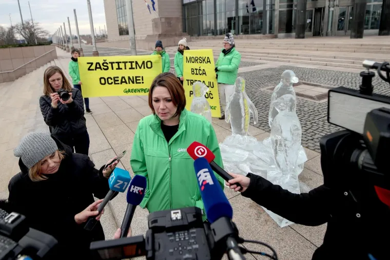Aktivisti izložili ledenu skulpturu pingvina ispred zgrade NSK: 'Morski život je na rubu ekološkog kolapsa'