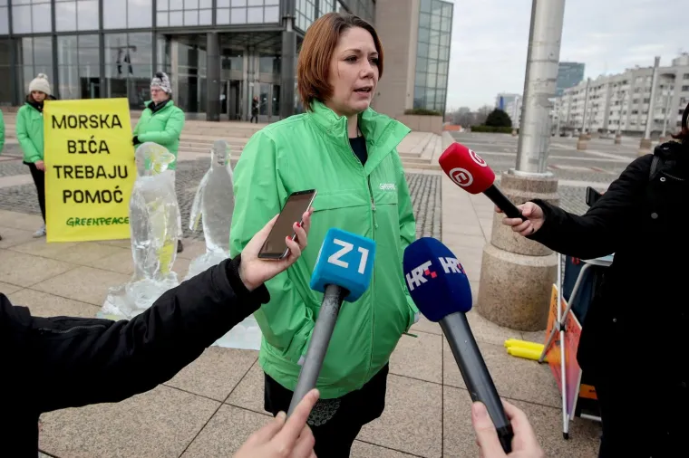Aktivisti izložili ledenu skulpturu pingvina ispred zgrade NSK: 'Morski život je na rubu ekološkog kolapsa'