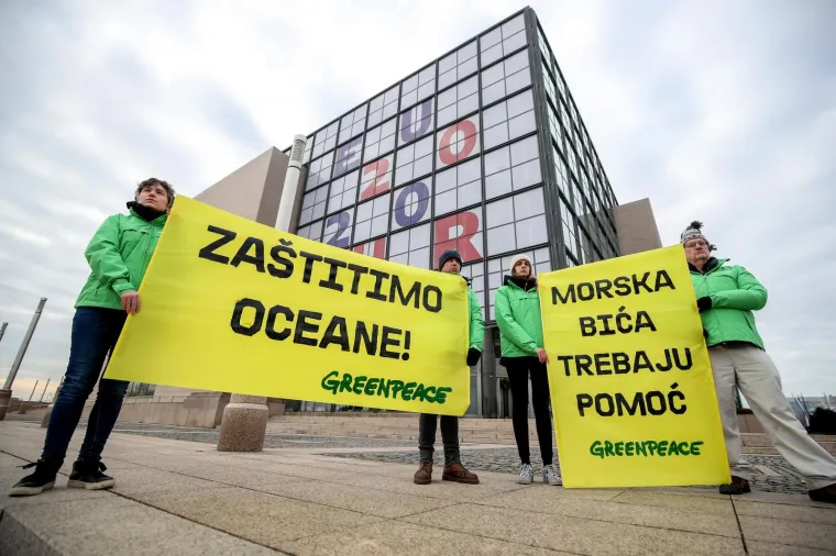 Aktivisti izložili ledenu skulpturu pingvina ispred zgrade NSK: 'Morski život je na rubu ekološkog kolapsa'