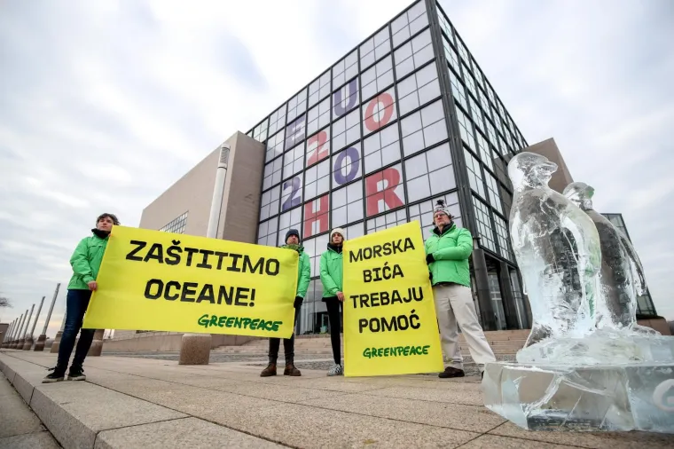 Aktivisti izložili ledenu skulpturu pingvina ispred zgrade NSK: 'Morski život je na rubu ekološkog kolapsa'