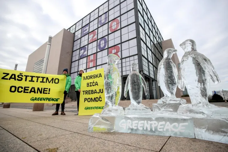 Aktivisti izložili ledenu skulpturu pingvina ispred zgrade NSK: 'Morski život je na rubu ekološkog kolapsa'