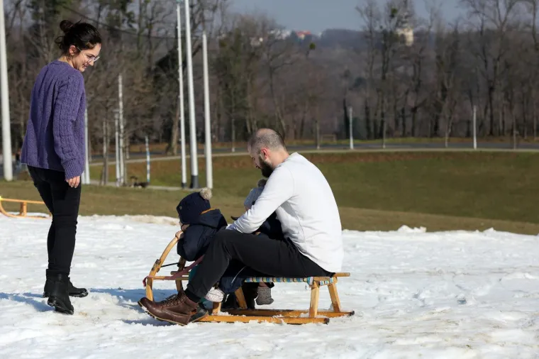 Temperatura je gotovo 10 stupnjeva, a Zagrepčani sanjkaju: Evo gdje ima snijega u metropoli!