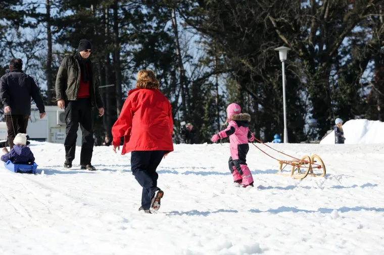Temperatura je gotovo 10 stupnjeva, a Zagrepčani sanjkaju: Evo gdje ima snijega u metropoli!
