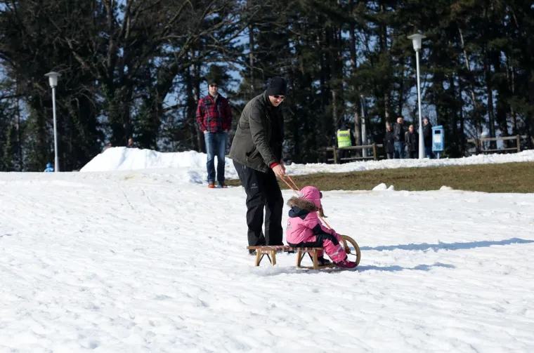 Temperatura je gotovo 10 stupnjeva, a Zagrepčani sanjkaju: Evo gdje ima snijega u metropoli!