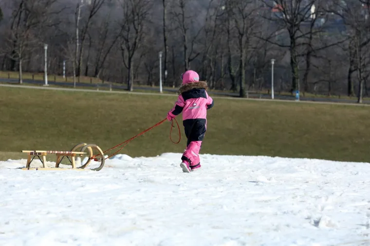 Temperatura je gotovo 10 stupnjeva, a Zagrepčani sanjkaju: Evo gdje ima snijega u metropoli!