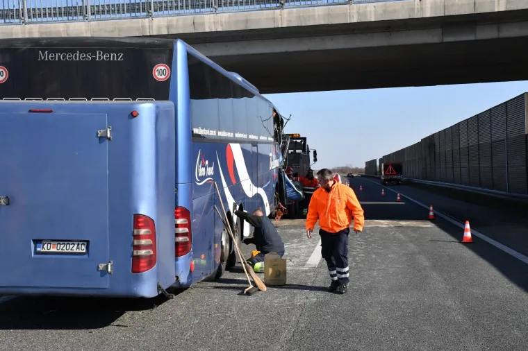 Teška nesreća na autocesti: Sudarili se kamion i autobus, sedam osoba je ozlijeđeno