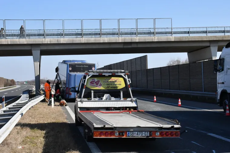 Teška nesreća na autocesti: Sudarili se kamion i autobus, sedam osoba je ozlijeđeno