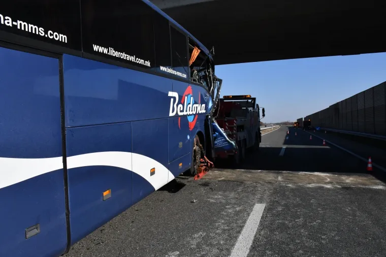 Teška nesreća na autocesti: Sudarili se kamion i autobus, sedam osoba je ozlijeđeno