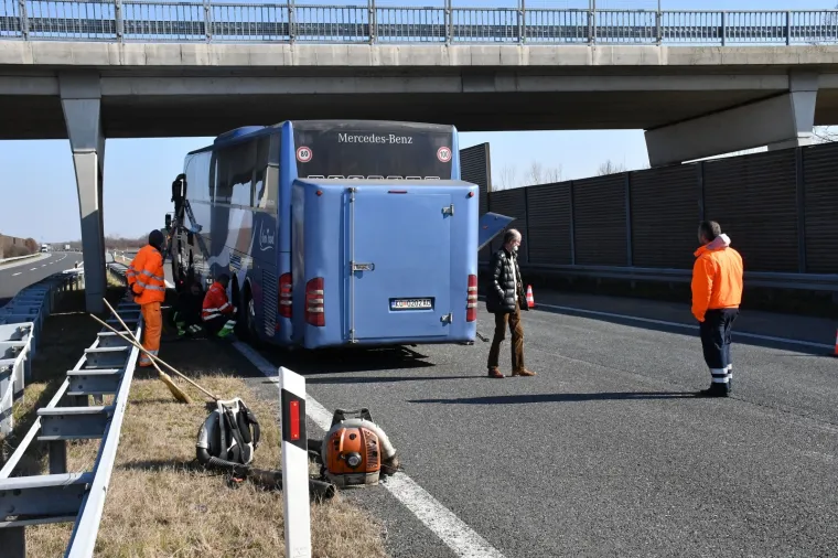 Teška nesreća na autocesti: Sudarili se kamion i autobus, sedam osoba je ozlijeđeno