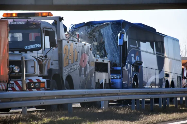Teška nesreća na autocesti: Sudarili se kamion i autobus, sedam osoba je ozlijeđeno