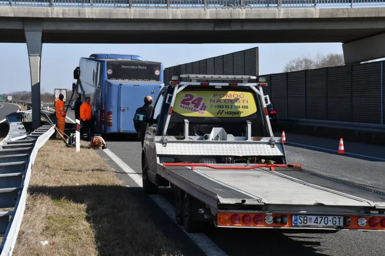 Teška nesreća na autocesti: Sudarili se kamion i autobus, sedam osoba je ozlijeđeno