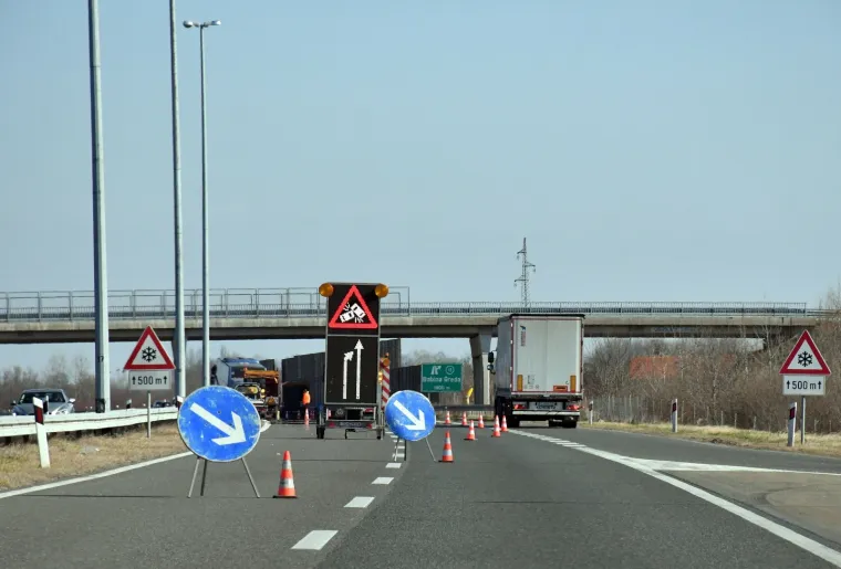 Teška nesreća na autocesti: Sudarili se kamion i autobus, sedam osoba je ozlijeđeno
