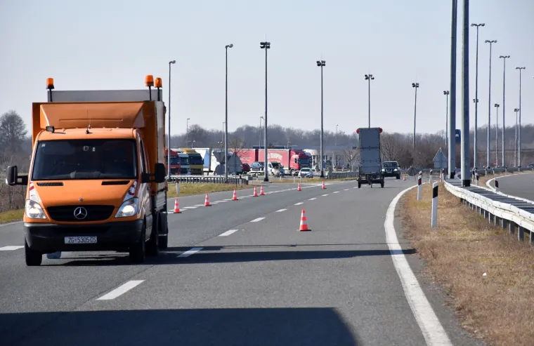 Te&scaron;ka nesreća na autocesti: Sudarili se kamion i autobus, sedam osoba je ozlijeđeno