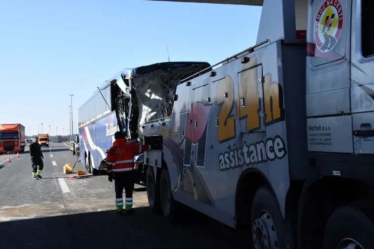 Te&scaron;ka nesreća na autocesti: Sudarili se kamion i autobus, sedam osoba je ozlijeđeno