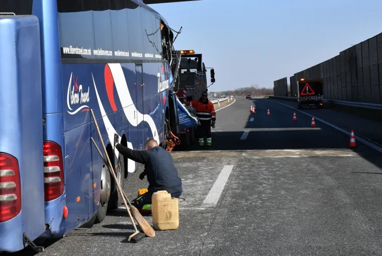 Te&scaron;ka nesreća na autocesti: Sudarili se kamion i autobus, sedam osoba je ozlijeđeno