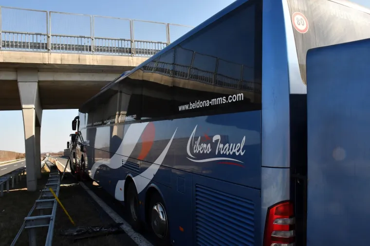 Te&scaron;ka nesreća na autocesti: Sudarili se kamion i autobus, sedam osoba je ozlijeđeno
