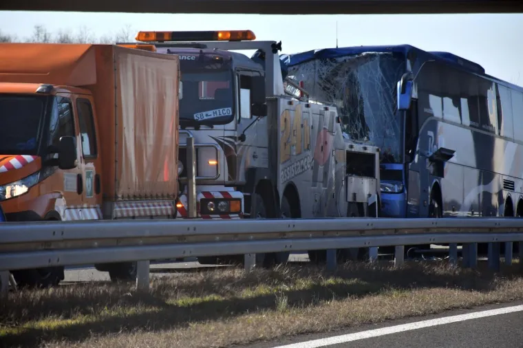 Te&scaron;ka nesreća na autocesti: Sudarili se kamion i autobus, sedam osoba je ozlijeđeno