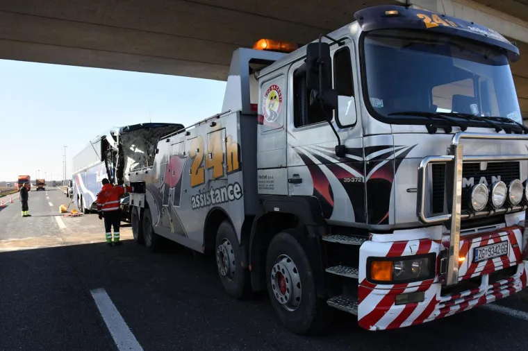 Te&scaron;ka nesreća na autocesti: Sudarili se kamion i autobus, sedam osoba je ozlijeđeno
