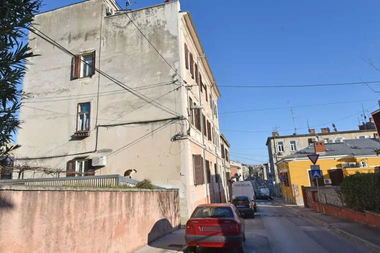 Mjesto užasa u Puli: Sve je bilo puno krvi! U zgradi pronađen izboden mladić