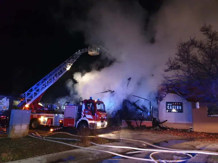 Veliki požar u Termama Čatež, omiljenom odredi&scaron;tu Hrvata: 'Izgorjelo je do temelja. Jo&scaron; smo u &scaron;oku'