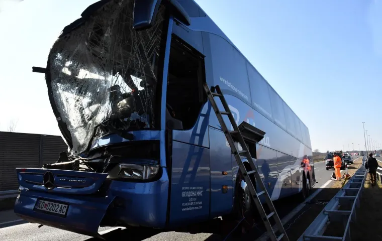 U sudaru kamiona i autobusa u subotu na autocesti A3 kod odmorišta Babina Greda  ozlijeđeno je sedmero putnika iz autobusa, i prevezeni su u vinkovačku bolnicu, doznaje se u Policijskoj upravi vukovarsko-srijemskoj.