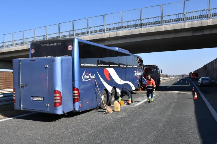Više ozlijeđenih u sudaru kamiona i autobusa na autocesti A3