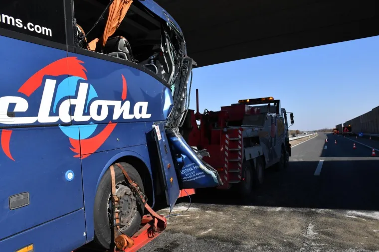 Prema prvim neslužbenim informacijama nesreća se dogodila kada se teretno vozilo makedonskih registracija  uključivalo s odmorišta na A3 u trenutku  kada je naišao autobus, također makedonskih registracija. Policija provodi očevid kojim će se utvrditi uzroci i okolnosti prometne nesreće. (Hina)