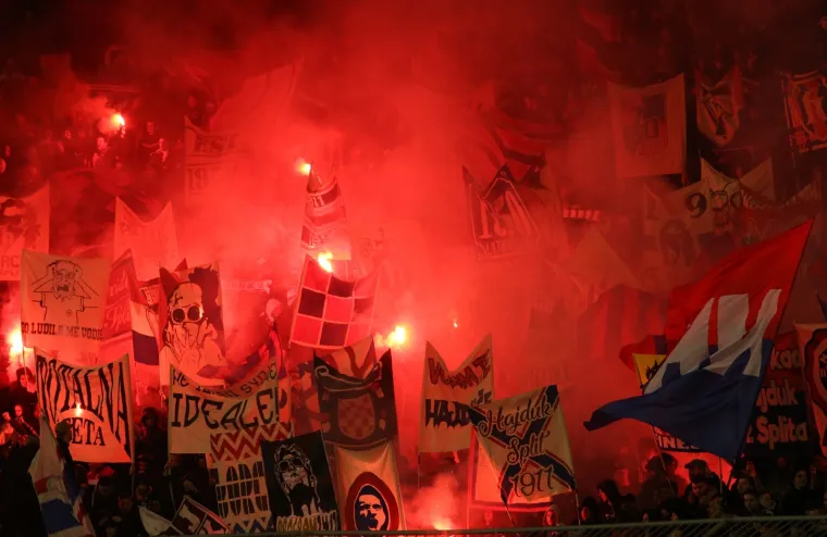 U dvoboju 21. kola Prve HNL u Splitu igraju nogometa&scaron;i Hajduka su u Splitu pobijedili Lokomotivu s 1-0 (1-0) i učvrstili se na drugom mjestu ljestvice. Hajduk je u ovoj utakmici slavio 109. rođendan kluba za koji je Torcida priredila spektakularnu bakljadu.
Photo: Ivo Cagalj/PIXSELL