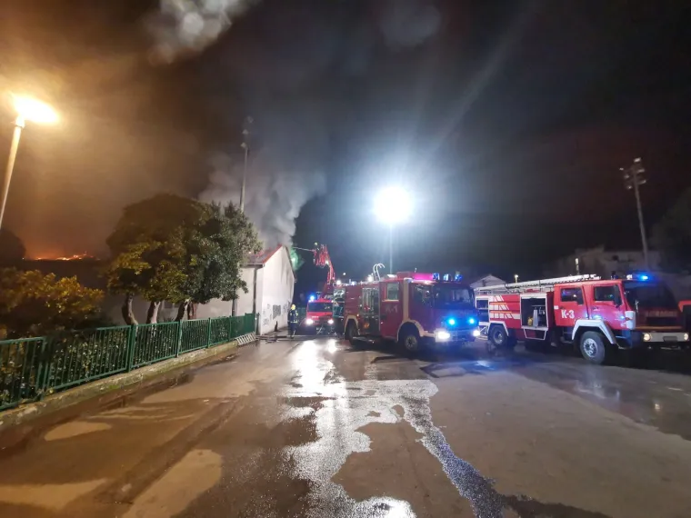 Požar u srednjoj &scaron;koli u Ka&scaron;telima: Vatra je krenula iz kuhinje i gutala sve pred sobom!