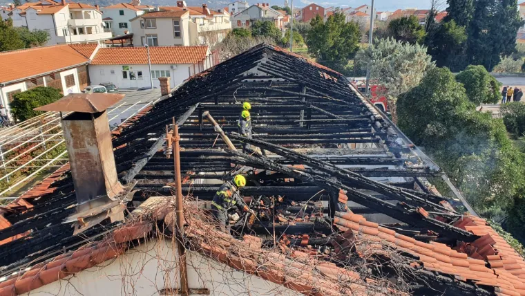 Požar u srednjoj &scaron;koli u Ka&scaron;telima: Vatra je krenula iz kuhinje i gutala sve pred sobom!
