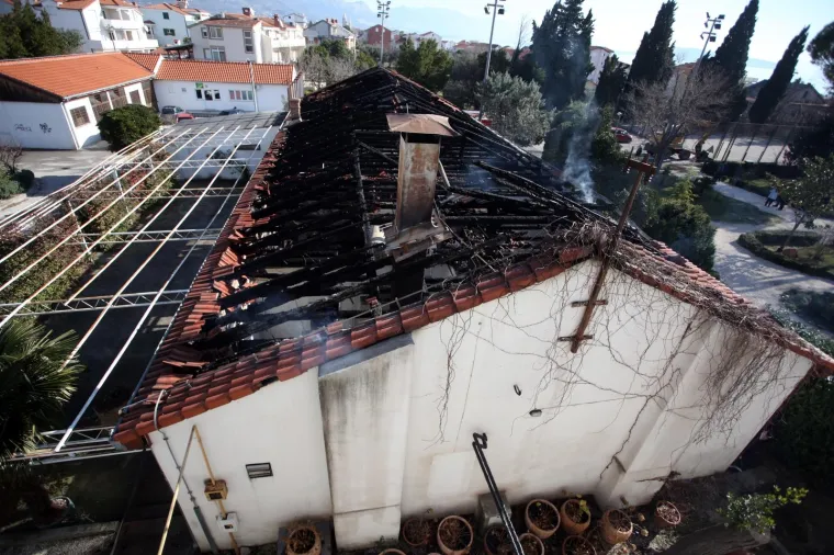 Požar progutao krov, kuhinju i menzu srednje &scaron;kole 'Braća Radić' u Ka&scaron;telima, a &scaron;teta je velika